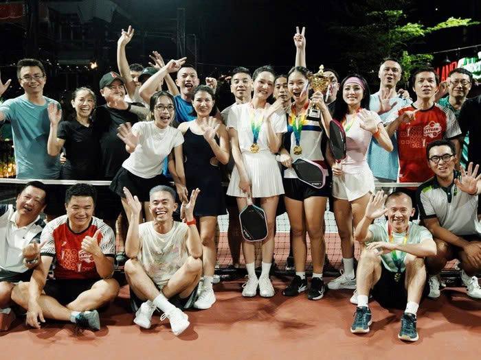 Kh&aacute;ch T&acirc;y ngỡ ng&agrave;ng với th&oacute;i quen chơi Pickleball của người Việt tại H&agrave; Nội - Ảnh 1.