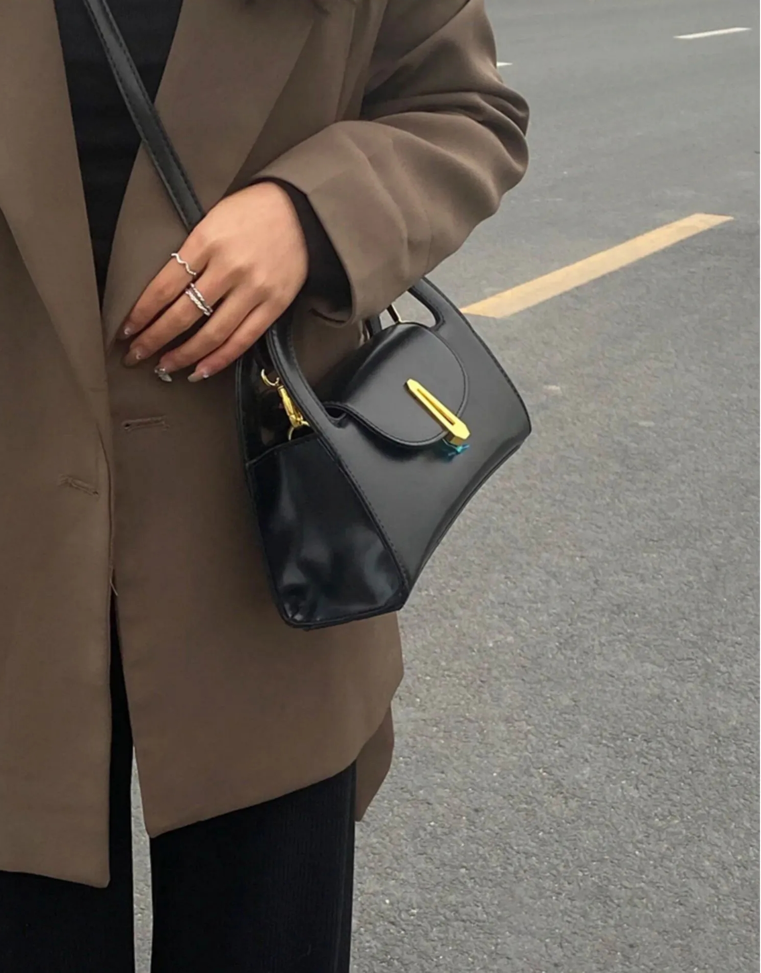 T&uacute;i đen tối giản 2026: Phụ kiện thời thượng cho phong c&aacute;ch thanh lịch - Ảnh 20.