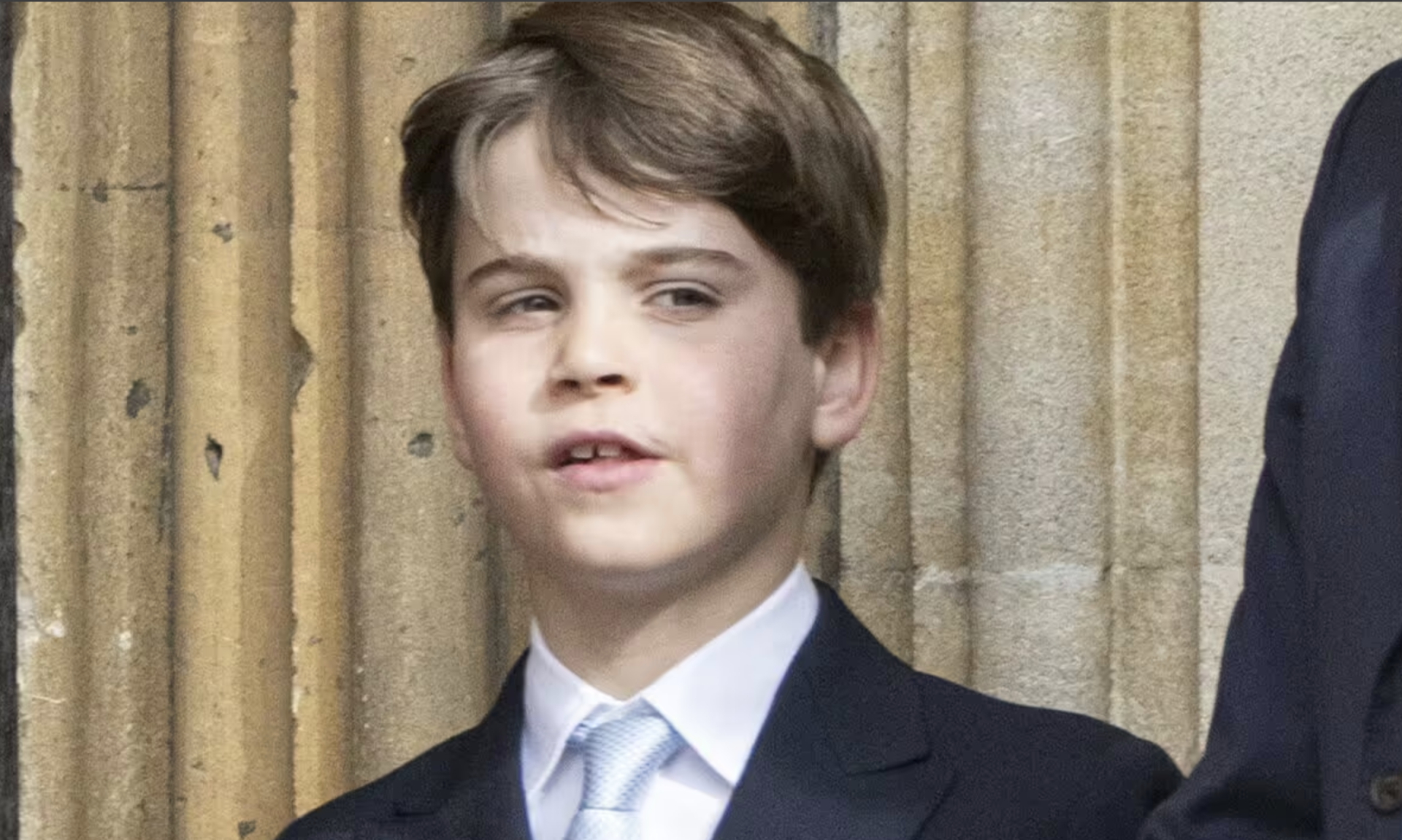 Ho&agrave;ng tử Louis g&acirc;y sốt trong lễ Phục sinh 2026 với ngọai h&igrave;nh giống &ocirc;ng ngọai Michael Middleton - Ảnh 1.