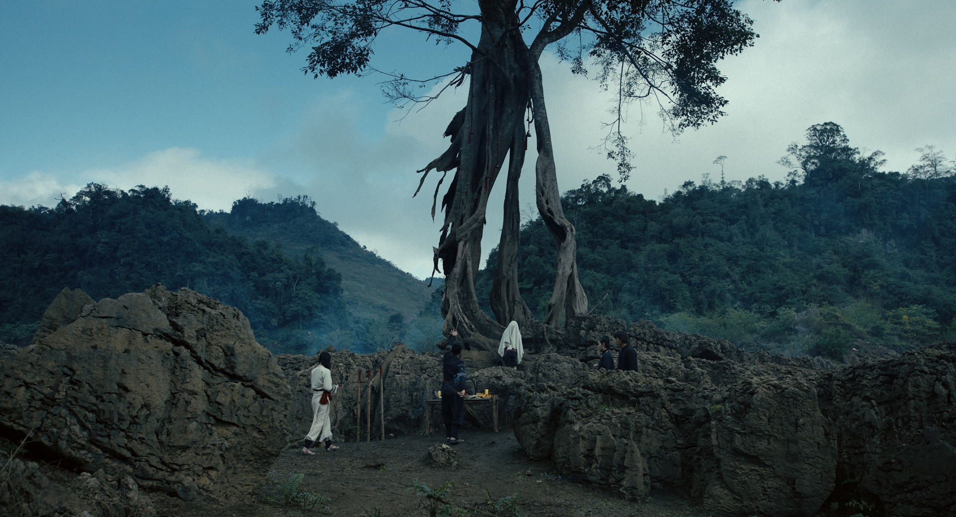 Hậu trường phim Ph&iacute; Ph&ocirc;ng: Qủy M&aacute;u Rừng Thi&ecirc;ng v&agrave; những điều th&uacute; vị kh&ocirc;ng thể bỏ qua - Ảnh 9.