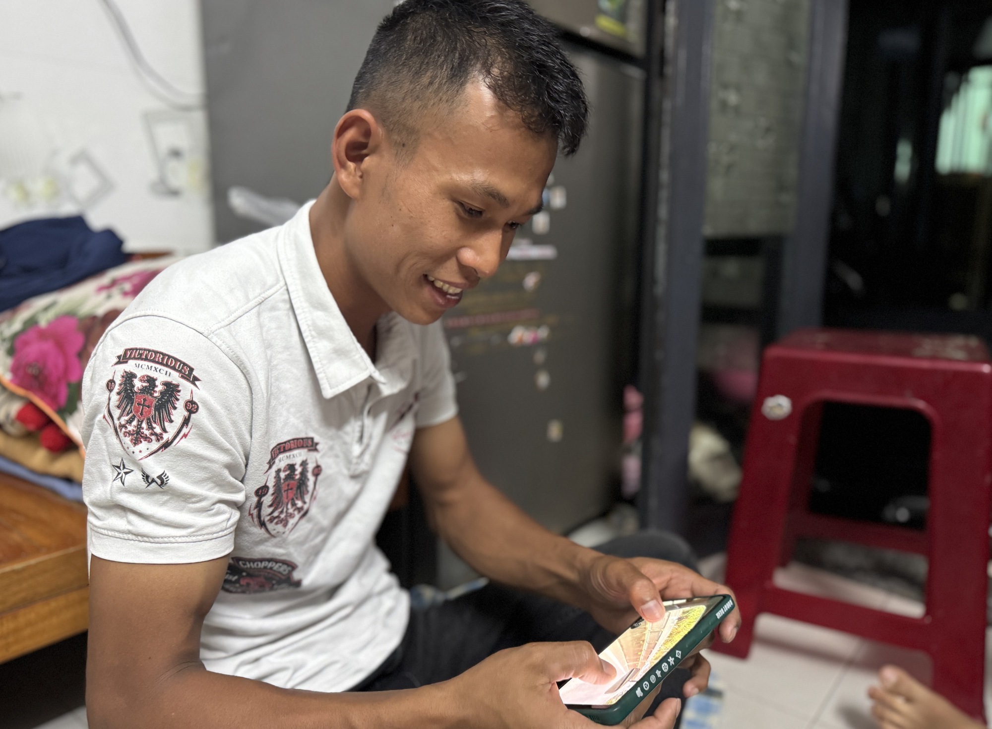 Tài xế Lý Văn Tố cứu bé gái băng qua Quốc lộ 1, hành động dũng cảm và kịp thời - Ảnh 2. Tài xế Lý Văn Tố cứu bé gái băng qua Quốc lộ 1, hành động dũng cảm và kịp thời - Ảnh 2.