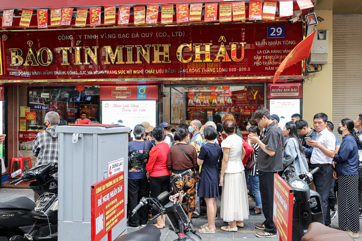 Mua v&agrave;ng bằng giấy hẹn ở H&agrave; Nội: Tiềm ẩn rủi ro v&agrave; cơ hội đầu tư trong năm 2026 - Ảnh 1.