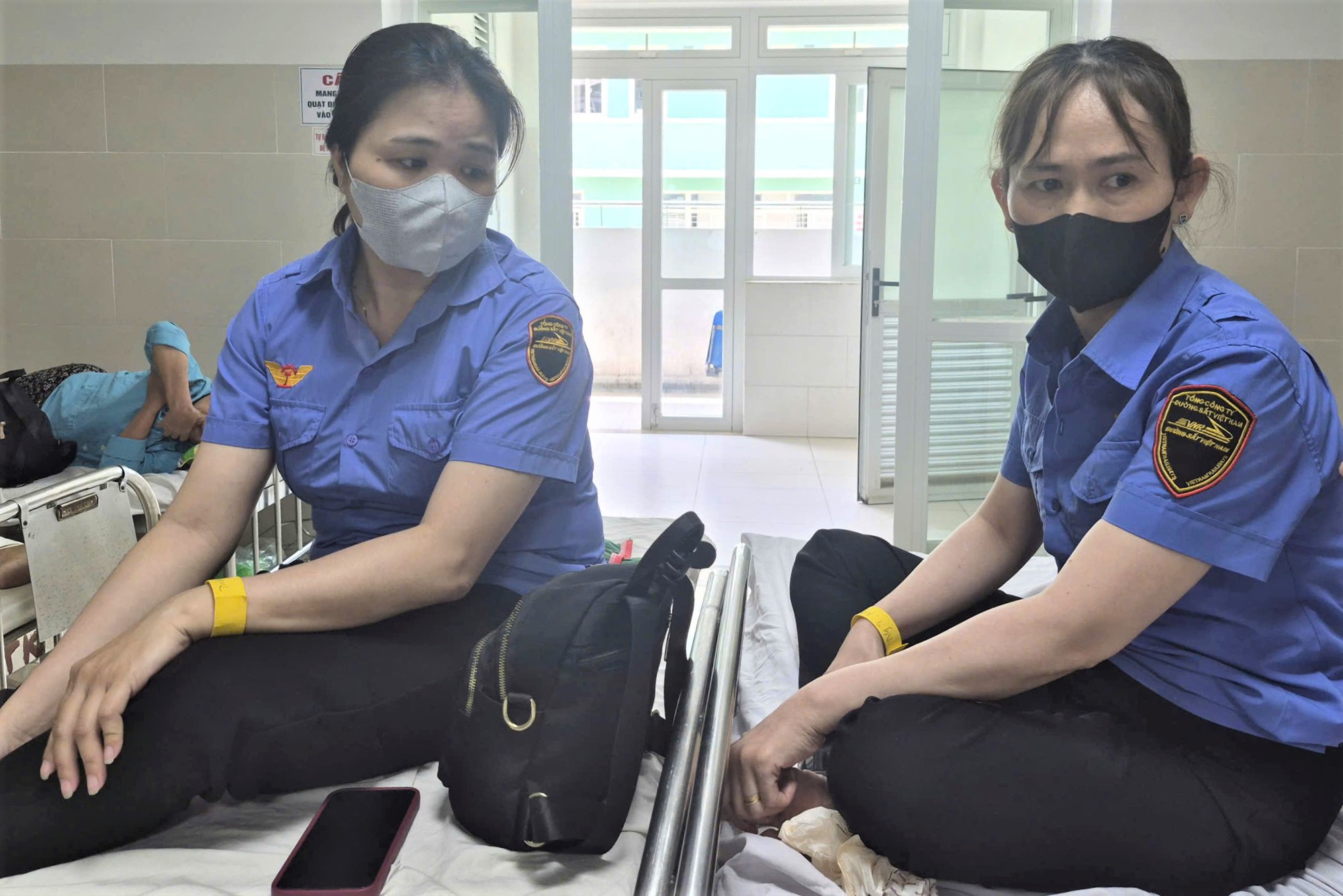 Hai nữ nh&acirc;n vi&ecirc;n g&aacute;c chắn t&agrave;u bị h&agrave;nh hung tại Đ&agrave; Nẵng g&acirc;y b&agrave;ng ho&agrave;ng dư luận - Ảnh 1.