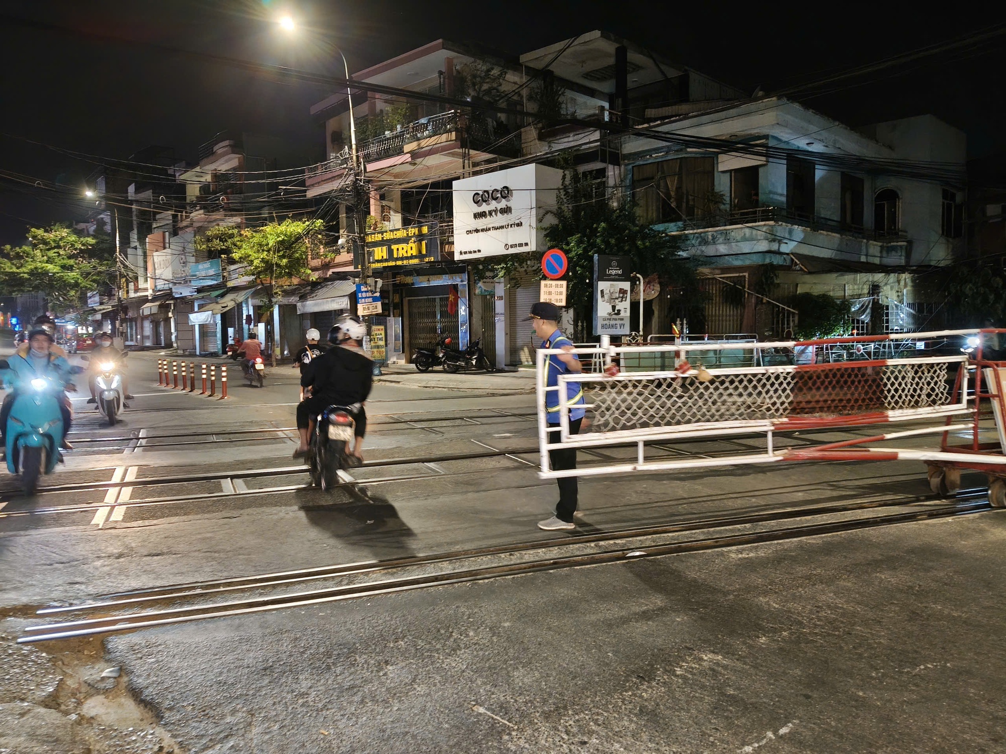 Hai nữ nh&acirc;n vi&ecirc;n g&aacute;c chắn t&agrave;u bị h&agrave;nh hung tại Đ&agrave; Nẵng g&acirc;y b&agrave;ng ho&agrave;ng dư luận - Ảnh 3.