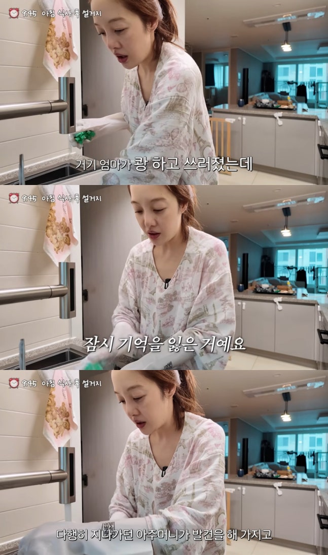 Hwang Bora bật kh&oacute;c v&igrave; mẹ gặp tai nạn khi tr&ocirc;ng ch&aacute;u trong hậu trường đời sống - Ảnh 2.