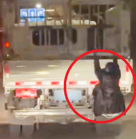 Người phụ nữ đu bám xe tải vì nghi chồng ngọai tình gây sốt mạng xã hội - Ảnh 1. Người phụ nữ đu bám xe tải vì nghi chồng ngọai tình gây sốt mạng xã hội - Ảnh 1.