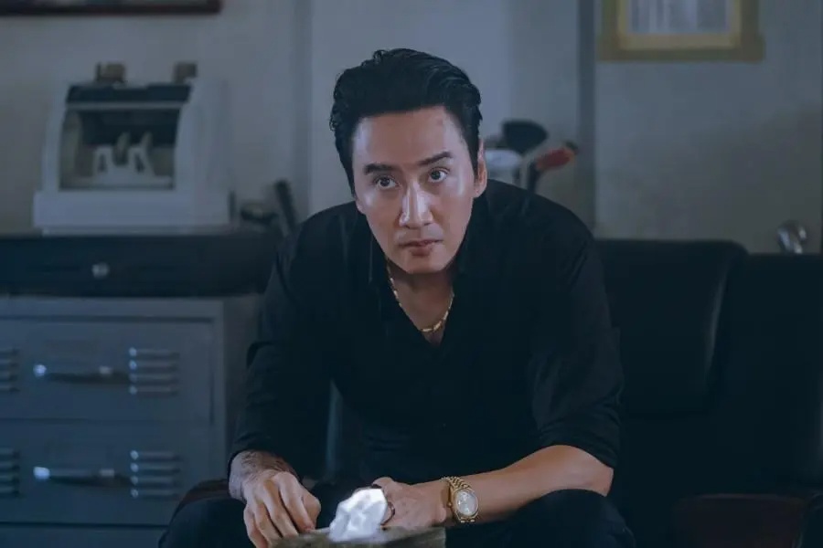 Lee Kwang Soo lột x&aacute;c với tạo h&igrave;nh phản diện trong Gold Land đầy ấn tượng - Ảnh 2.