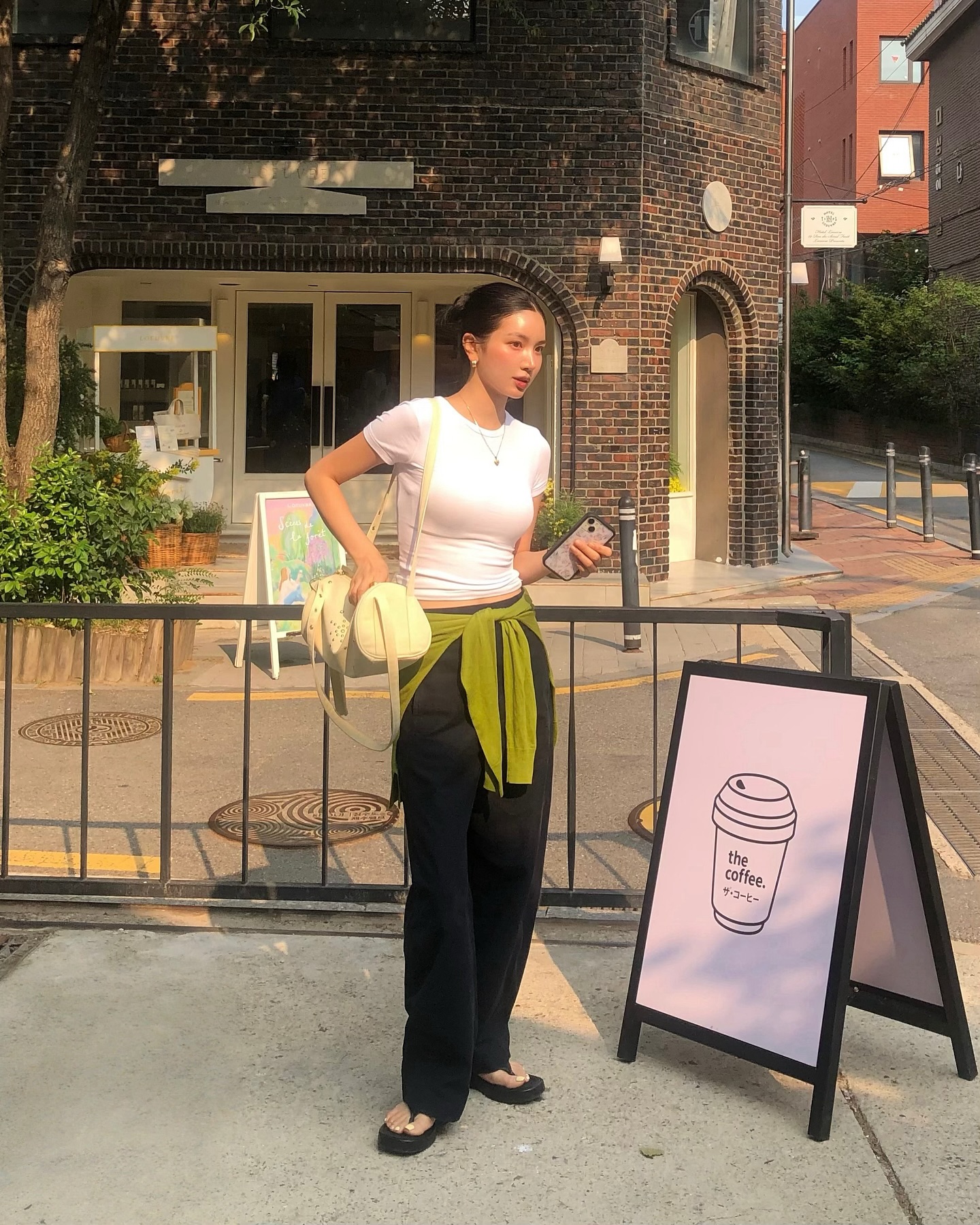 4 Mẫu áo mùa hè hack tuổi giúp bạn thêm phần sang xịn mịn năm 2026 - Ảnh 8. 4 Mẫu áo mùa hè hack tuổi giúp bạn thêm phần sang xịn mịn năm 2026 - Ảnh 8.