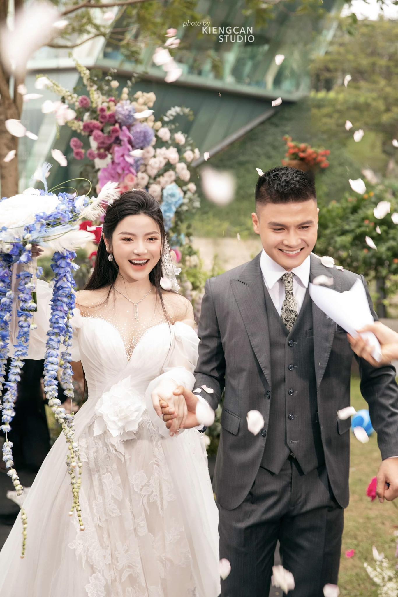 Quang Hải tặng m&oacute;n qu&agrave; xa xỉ cho vợ nh&acirc;n kỷ niệm ng&agrave;y cưới , hạnh ph&uacute;c gia đ&igrave;nh tr&agrave;n ngập - Ảnh 2.