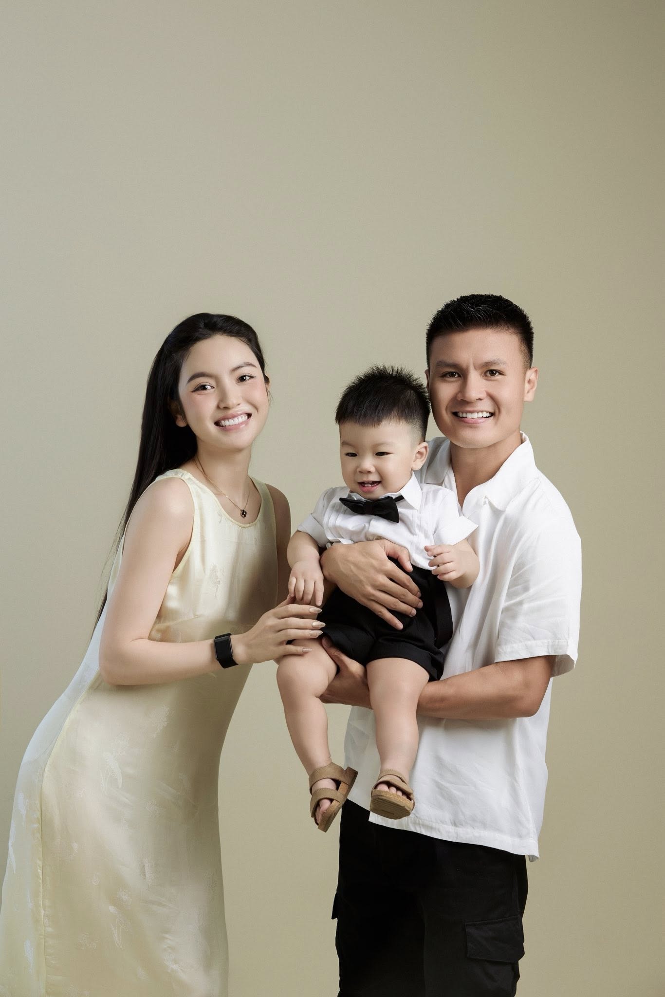 Quang Hải tặng m&oacute;n qu&agrave; xa xỉ cho vợ nh&acirc;n kỷ niệm ng&agrave;y cưới , hạnh ph&uacute;c gia đ&igrave;nh tr&agrave;n ngập - Ảnh 4.