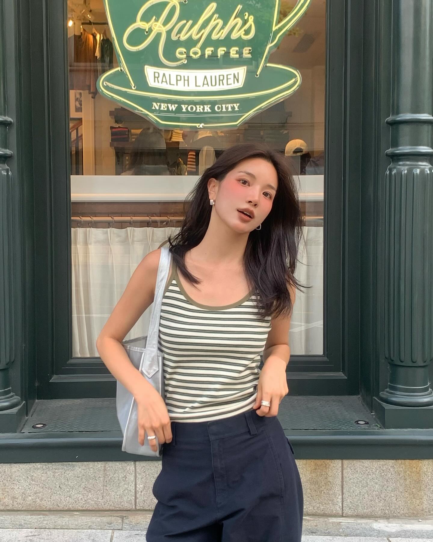 4 Mẫu áo mùa hè hack tuổi giúp bạn thêm phần sang xịn mịn năm 2026 - Ảnh 3. 4 Mẫu áo mùa hè hack tuổi giúp bạn thêm phần sang xịn mịn năm 2026 - Ảnh 3.