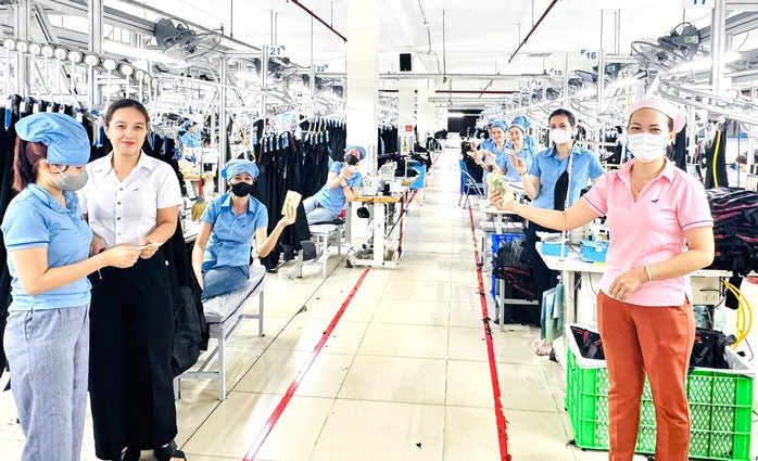 Một c&ocirc;ng ty ở Đ&agrave; Nẵng chi hơn 2 tỉ đồng hỗ trợ tiền xăng cho c&ocirc;ng nh&acirc;n - Ảnh 1.