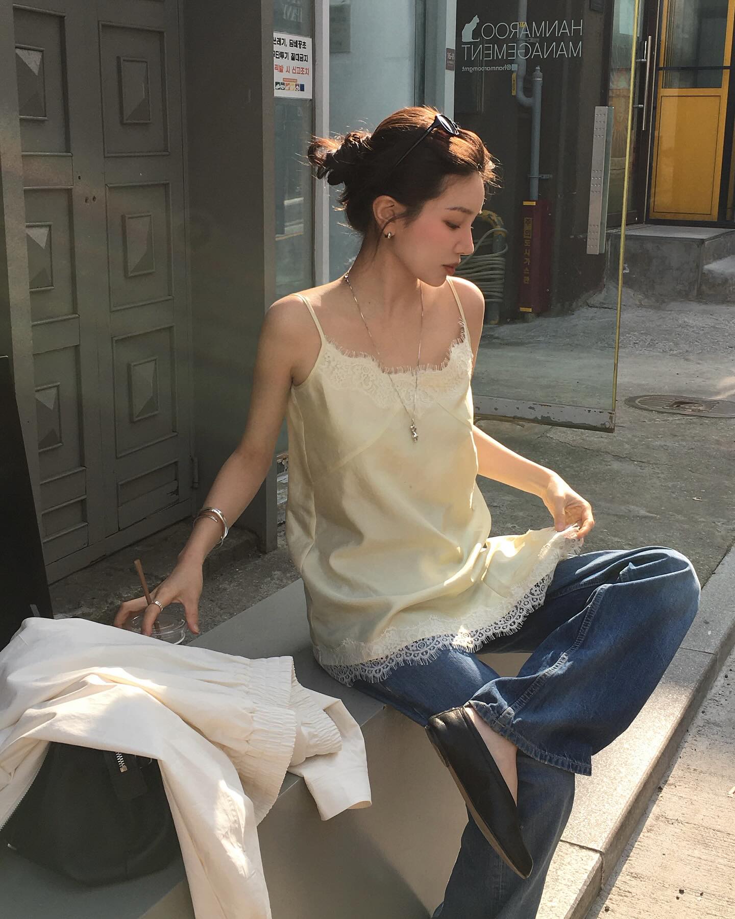 4 Mẫu áo mùa hè hack tuổi giúp bạn thêm phần sang xịn mịn năm 2026 - Ảnh 4. 4 Mẫu áo mùa hè hack tuổi giúp bạn thêm phần sang xịn mịn năm 2026 - Ảnh 4.