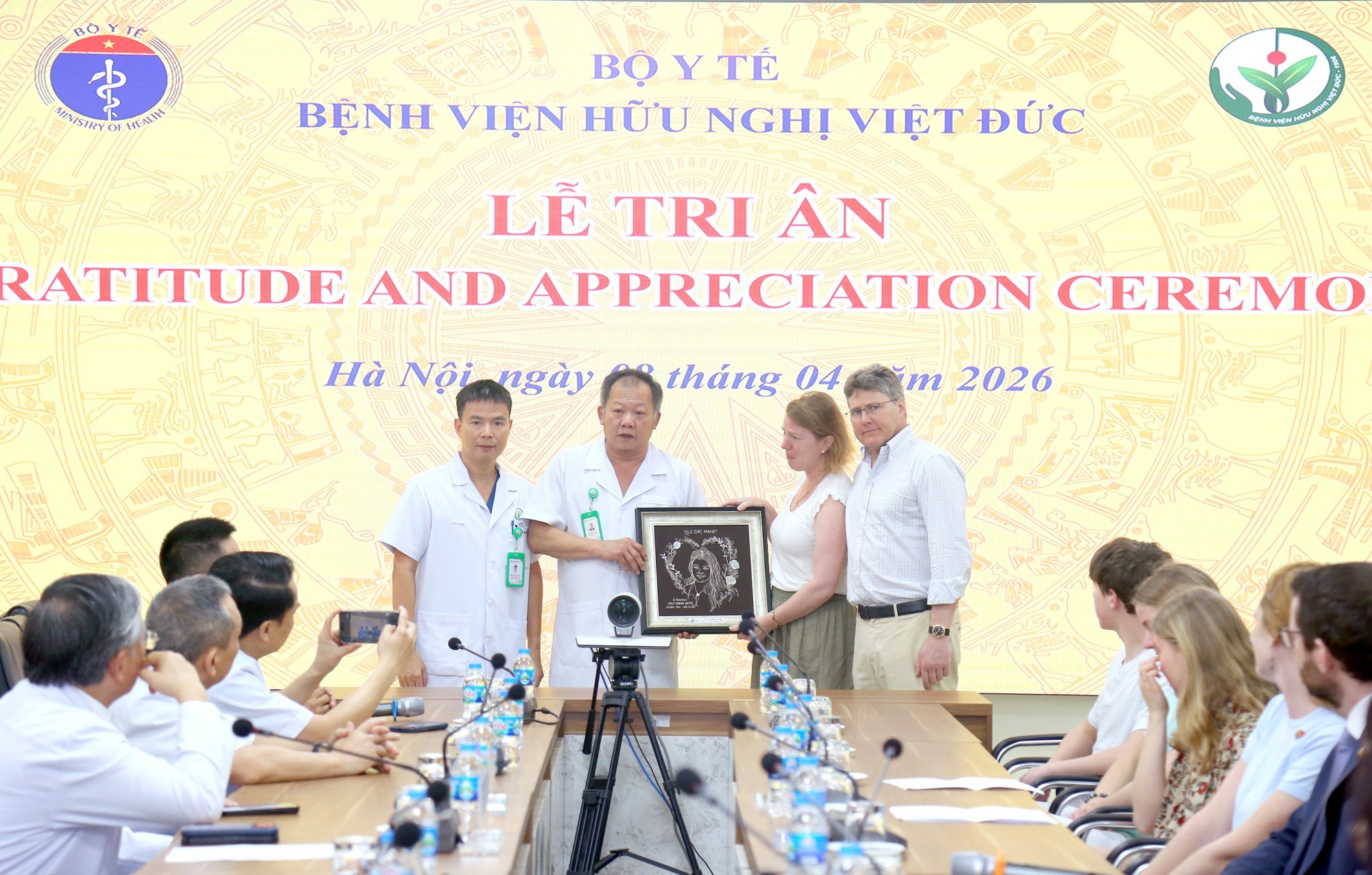 Bộ trưởng gửi thư cảm tạ gia đ&igrave;nh c&ocirc; g&aacute;i Anh hiến tạng cứu 3 người - Ảnh 2.