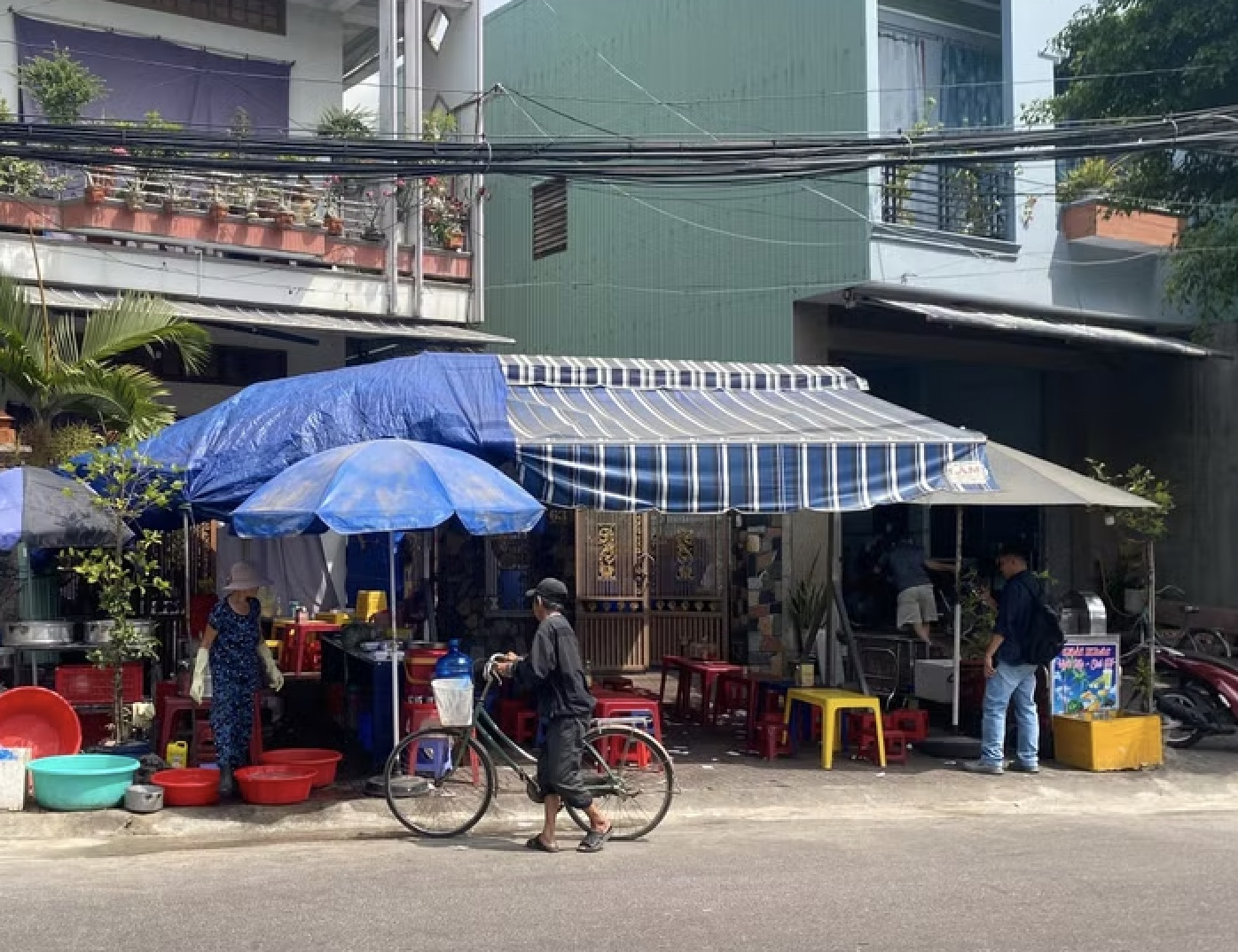 Vụ nữ bán quán lớn tuổi bị đánh ở Quy Nhơn: Nguyên nhân và sự thật phía sau - Ảnh 2. Vụ nữ bán quán lớn tuổi bị đánh ở Quy Nhơn: Nguyên nhân và sự thật phía sau - Ảnh 2.