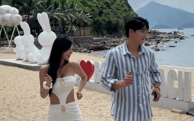 Danh t&iacute;nh cặp đ&ocirc;i check - in Đ&agrave; Nẵng: Ch&agrave;ng trai &aacute;o Grab v&agrave; n&agrave;ng thần vệ nữ đời thực - Ảnh 2.