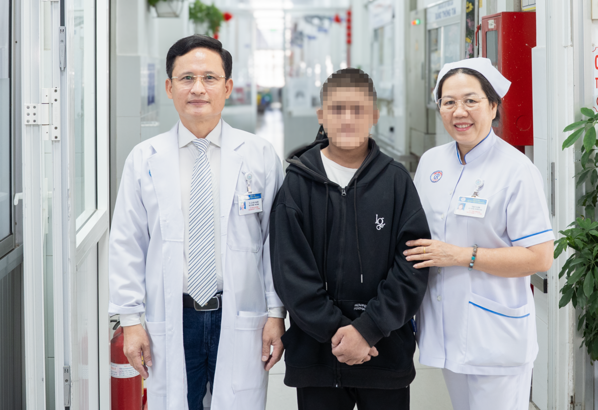 Thiếu ni&ecirc;n 15 tuổi đột ngột yếu tay ch&acirc;n, kh&ocirc;ng đi lại được: PGĐ Bệnh viện Nhi Đồng Th&agrave;nh phố cảnh b&aacute;o 1 căn bệnh hiếm gặp - Ảnh 3.