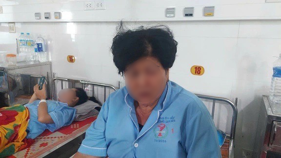 Cụ b&agrave; bị Nnam thanh ni&ecirc;n h&agrave;nh hung ở qu&aacute;n ăn khuya tại Gia Lai: Gia đ&igrave;nh xin được bỏ qua - Ảnh 1.