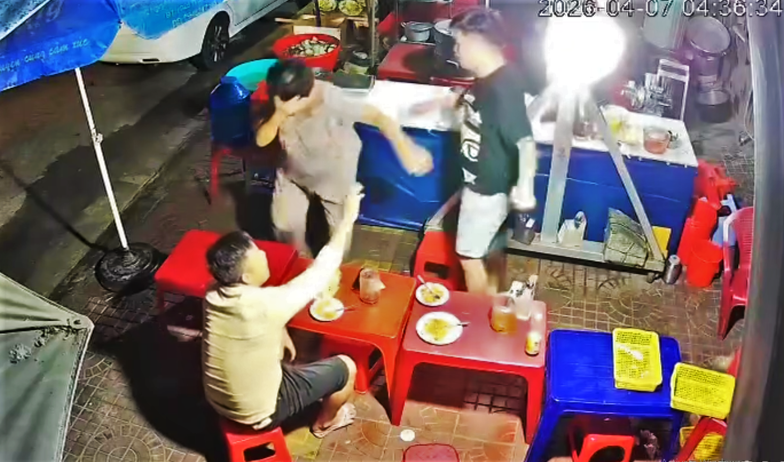 Công an vào cuộc vụ cụ bà bị đánh trong quán ăn khuya tại gia Lai - Ảnh 1. Công an vào cuộc vụ cụ bà bị đánh trong quán ăn khuya tại gia Lai - Ảnh 1.