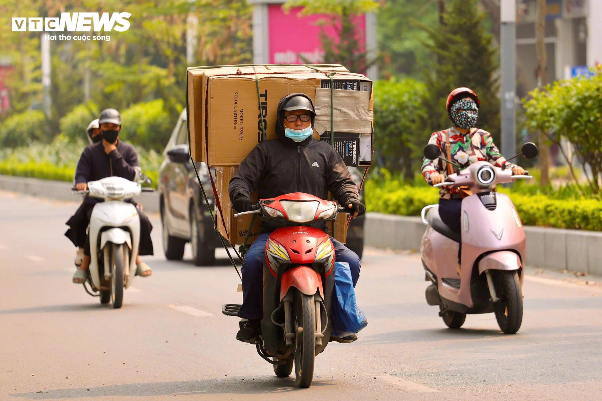 H&agrave; Nội chịu đợt nắng n&oacute;ng gay gắt đầu năm 2026, cuộc sống đảo lộn - Ảnh 1.