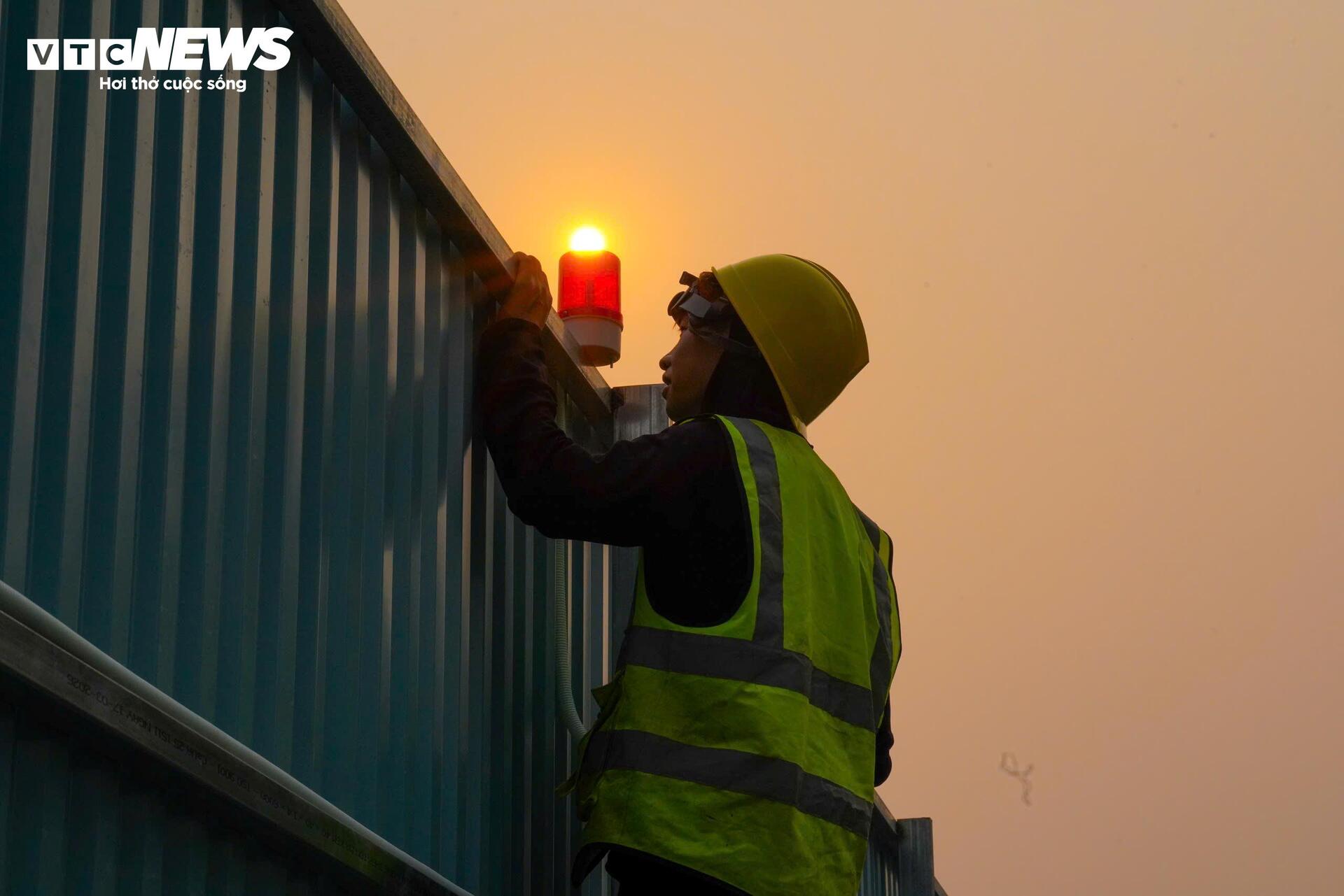 H&agrave; Nội chịu đợt nắng n&oacute;ng gay gắt đầu năm 2026, cuộc sống đảo lộn - Ảnh 10.