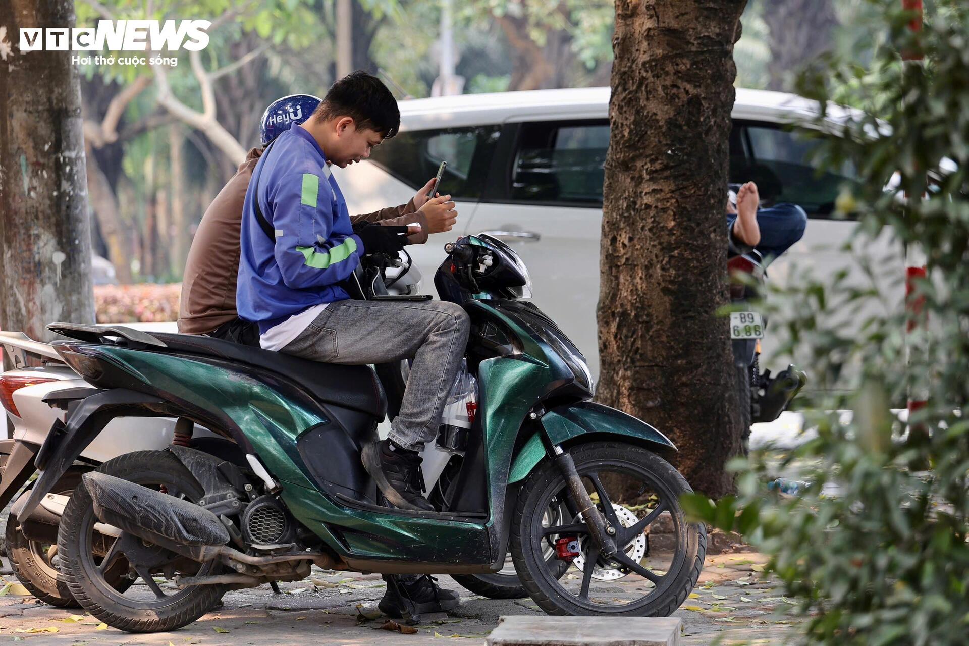 H&agrave; Nội chịu đợt nắng n&oacute;ng gay gắt đầu năm 2026, cuộc sống đảo lộn - Ảnh 11.