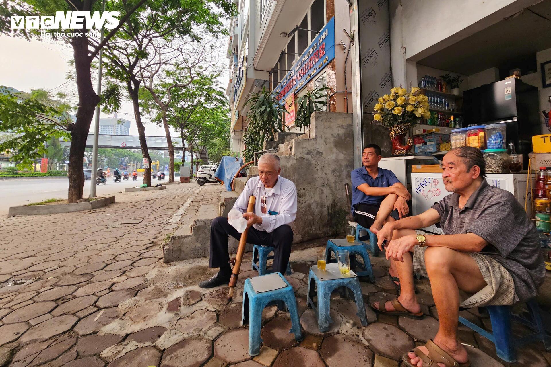 H&agrave; Nội chịu đợt nắng n&oacute;ng gay gắt đầu năm 2026, cuộc sống đảo lộn - Ảnh 12.