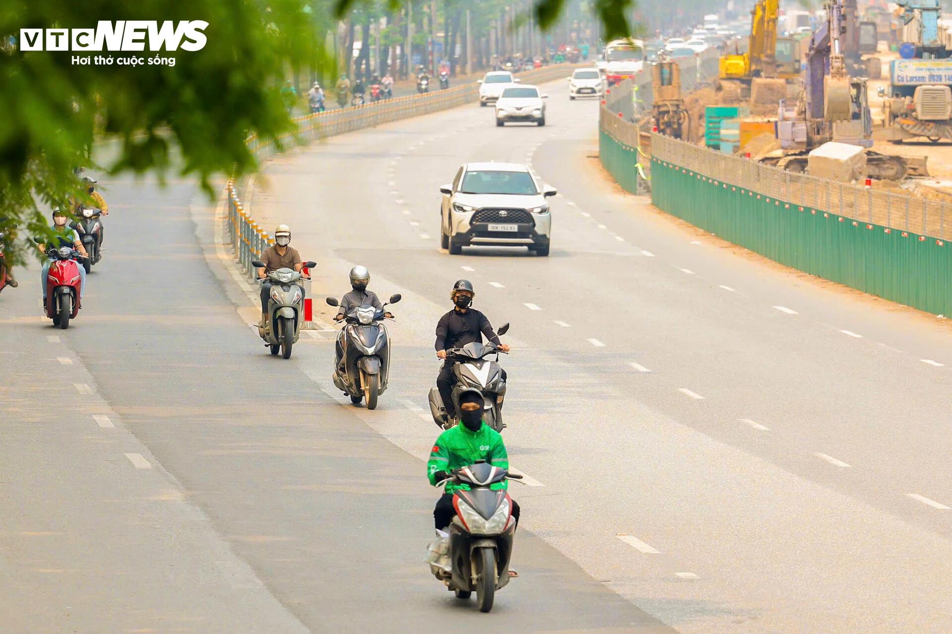 H&agrave; Nội chịu đợt nắng n&oacute;ng gay gắt đầu năm 2026, cuộc sống đảo lộn - Ảnh 2.