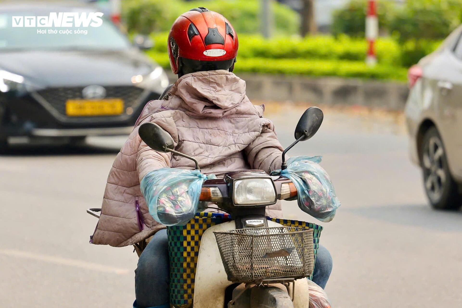 H&agrave; Nội chịu đợt nắng n&oacute;ng gay gắt đầu năm 2026, cuộc sống đảo lộn - Ảnh 3.