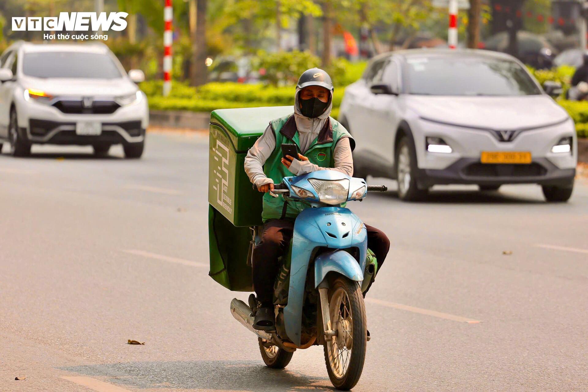H&agrave; Nội chịu đợt nắng n&oacute;ng gay gắt đầu năm 2026, cuộc sống đảo lộn - Ảnh 4.