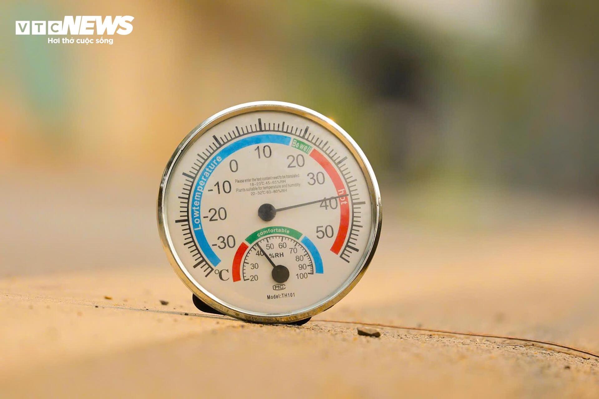 H&agrave; Nội chịu đợt nắng n&oacute;ng gay gắt đầu năm 2026, cuộc sống đảo lộn - Ảnh 5.