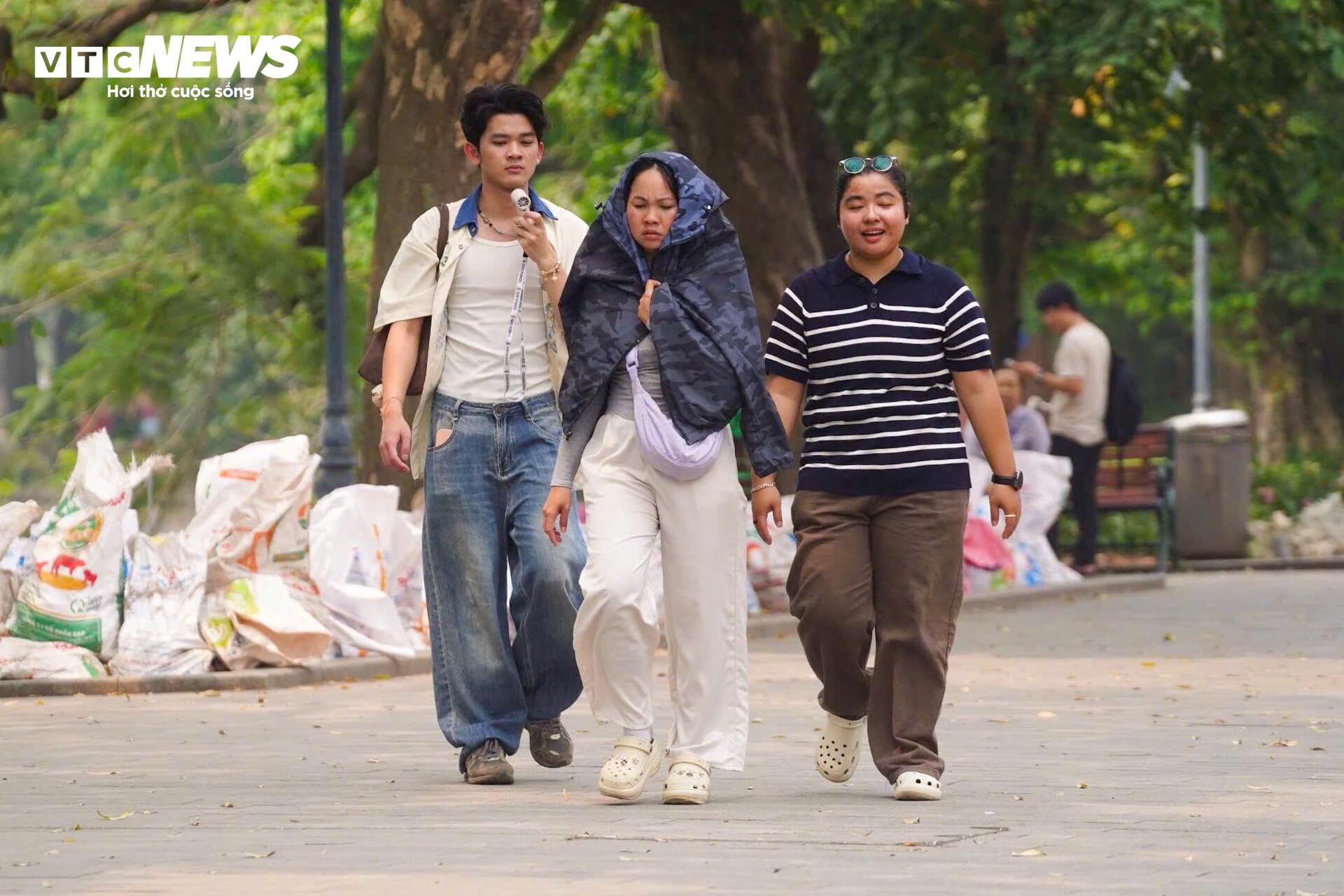 H&agrave; Nội chịu đợt nắng n&oacute;ng gay gắt đầu năm 2026, cuộc sống đảo lộn - Ảnh 6.