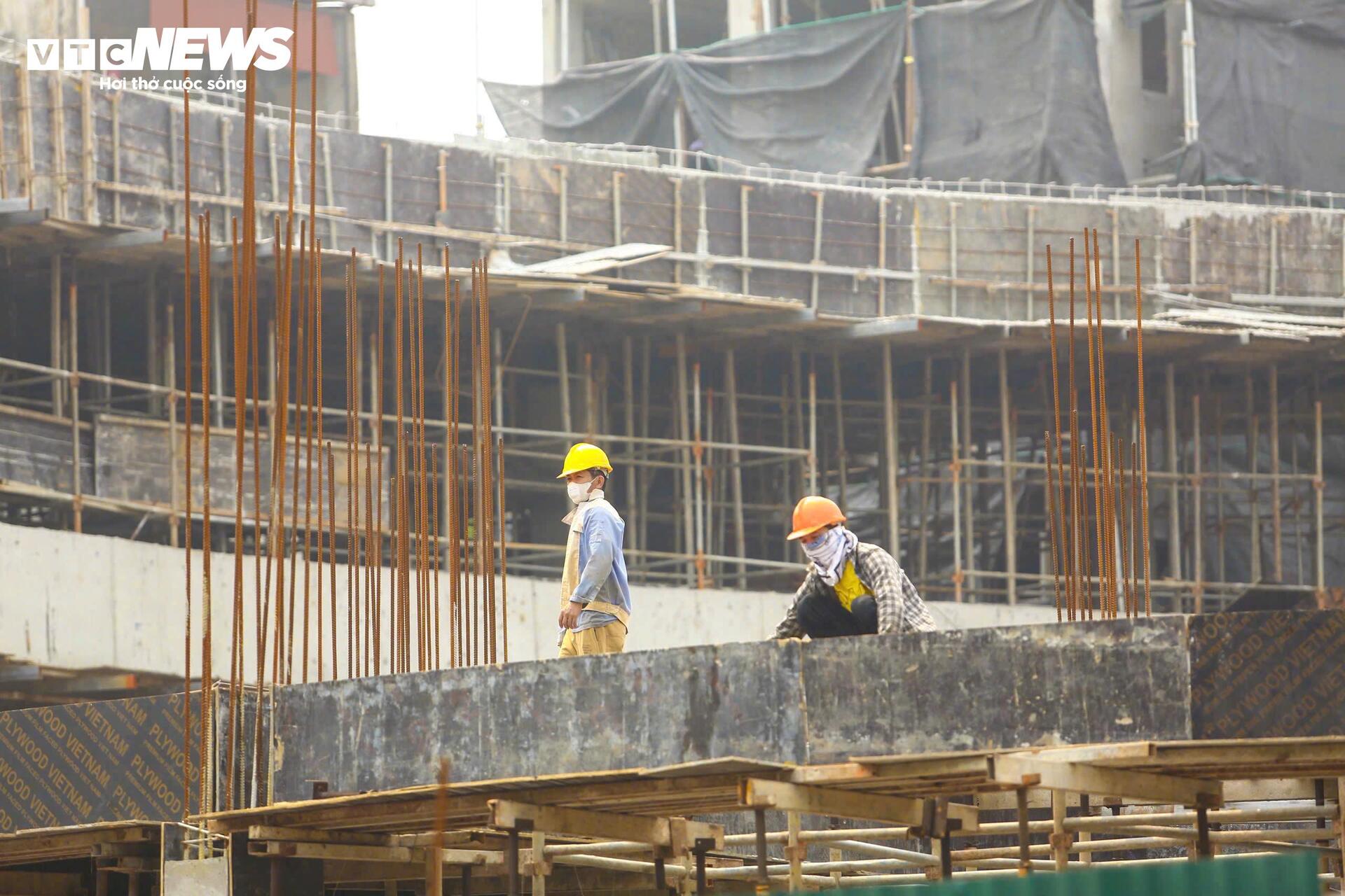 H&agrave; Nội chịu đợt nắng n&oacute;ng gay gắt đầu năm 2026, cuộc sống đảo lộn - Ảnh 7.