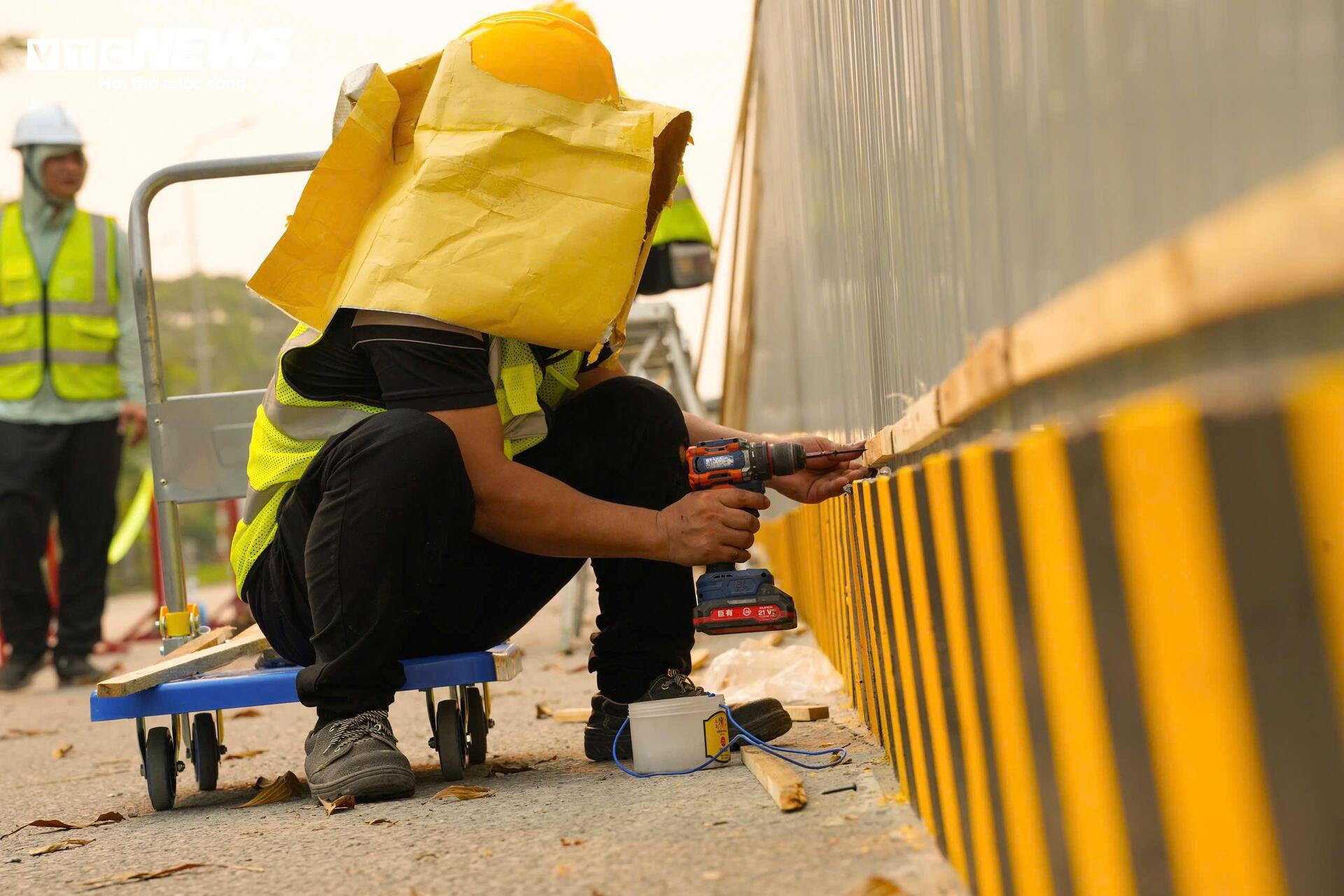 H&agrave; Nội chịu đợt nắng n&oacute;ng gay gắt đầu năm 2026, cuộc sống đảo lộn - Ảnh 9.