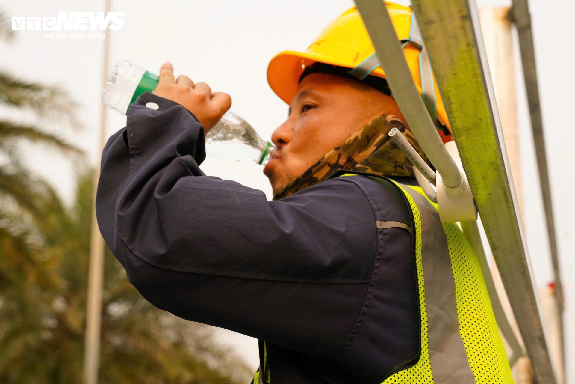 H&agrave; Nội chịu đợt nắng n&oacute;ng gay gắt đầu năm 2026, cuộc sống đảo lộn - Ảnh 8.