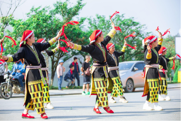 Du lịch Sa Pa 30/4: Đắm say với Bản giao hưởng hoa hồng tại Sun World Fansipan Legend - Ảnh 3.