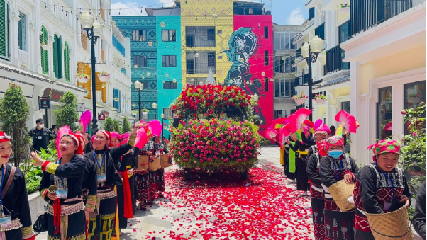 Du lịch Sa Pa 30/4: Đắm say với Bản giao hưởng hoa hồng tại Sun World Fansipan Legend - Ảnh 4.