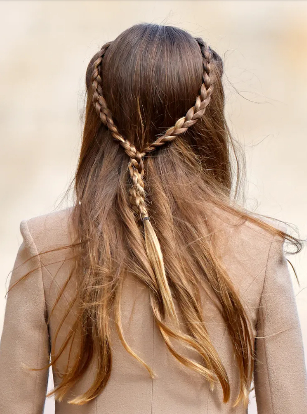 M&aacute;i t&oacute;c m&acirc;y tết vương miện của C&ocirc;ng ch&uacute;a Charlotte thu h&uacute;t mọi &aacute;nh nh&igrave;n tại Lễ Phục sinh - Ảnh 2.