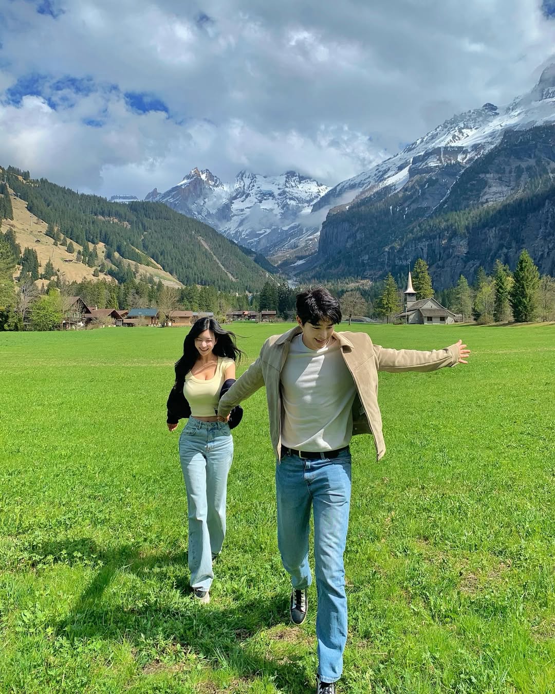 Danh t&iacute;nh cặp đ&ocirc;i check - in Đ&agrave; Nẵng: Ch&agrave;ng trai &aacute;o Grab v&agrave; n&agrave;ng thần vệ nữ đời thực - Ảnh 12.