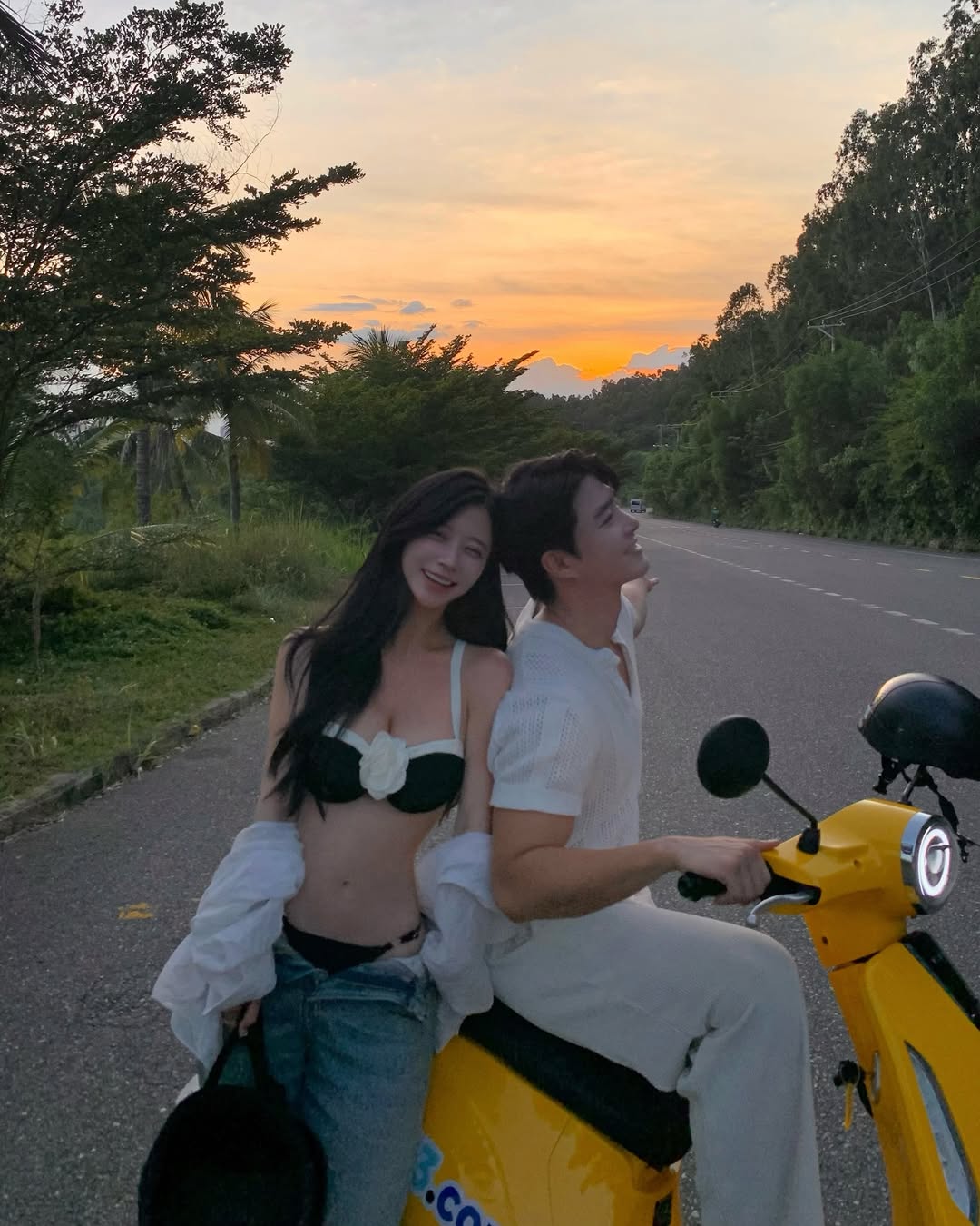 Danh t&iacute;nh cặp đ&ocirc;i check - in Đ&agrave; Nẵng: Ch&agrave;ng trai &aacute;o Grab v&agrave; n&agrave;ng thần vệ nữ đời thực - Ảnh 9.