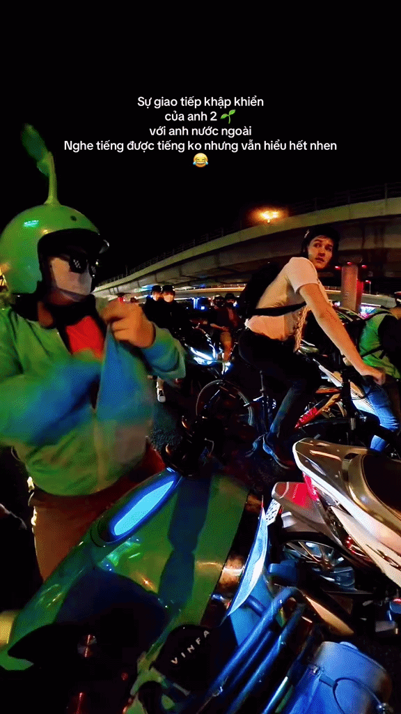 Khoảnh khắc dễ thương giữa shipper Việt Nam v&agrave; kh&aacute;ch T&acirc;y g&acirc;y b&atilde;o mạng x&atilde; hội 2026 - Ảnh 1.