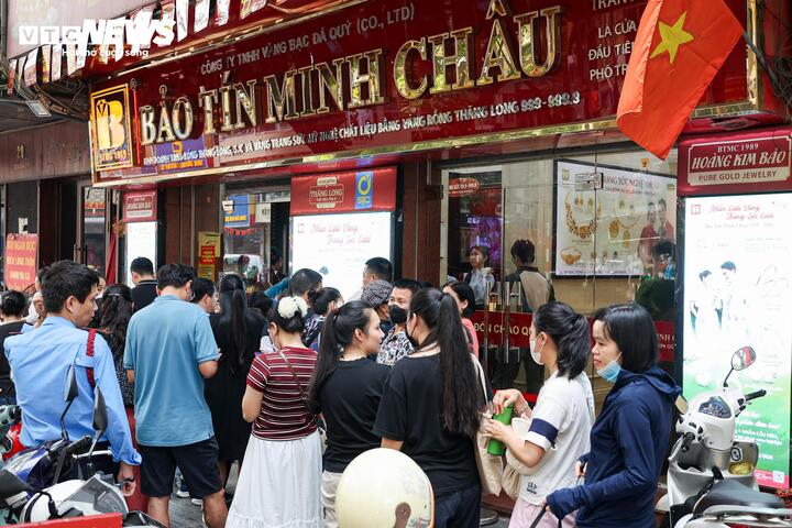 Kh&aacute;ch b&aacute;n v&agrave;ng ồ ạt, Bảo T&iacute;n Minh Ch&acirc;u giải th&iacute;ch quy tr&igrave;nh trả tiền chậm - Ảnh 1.