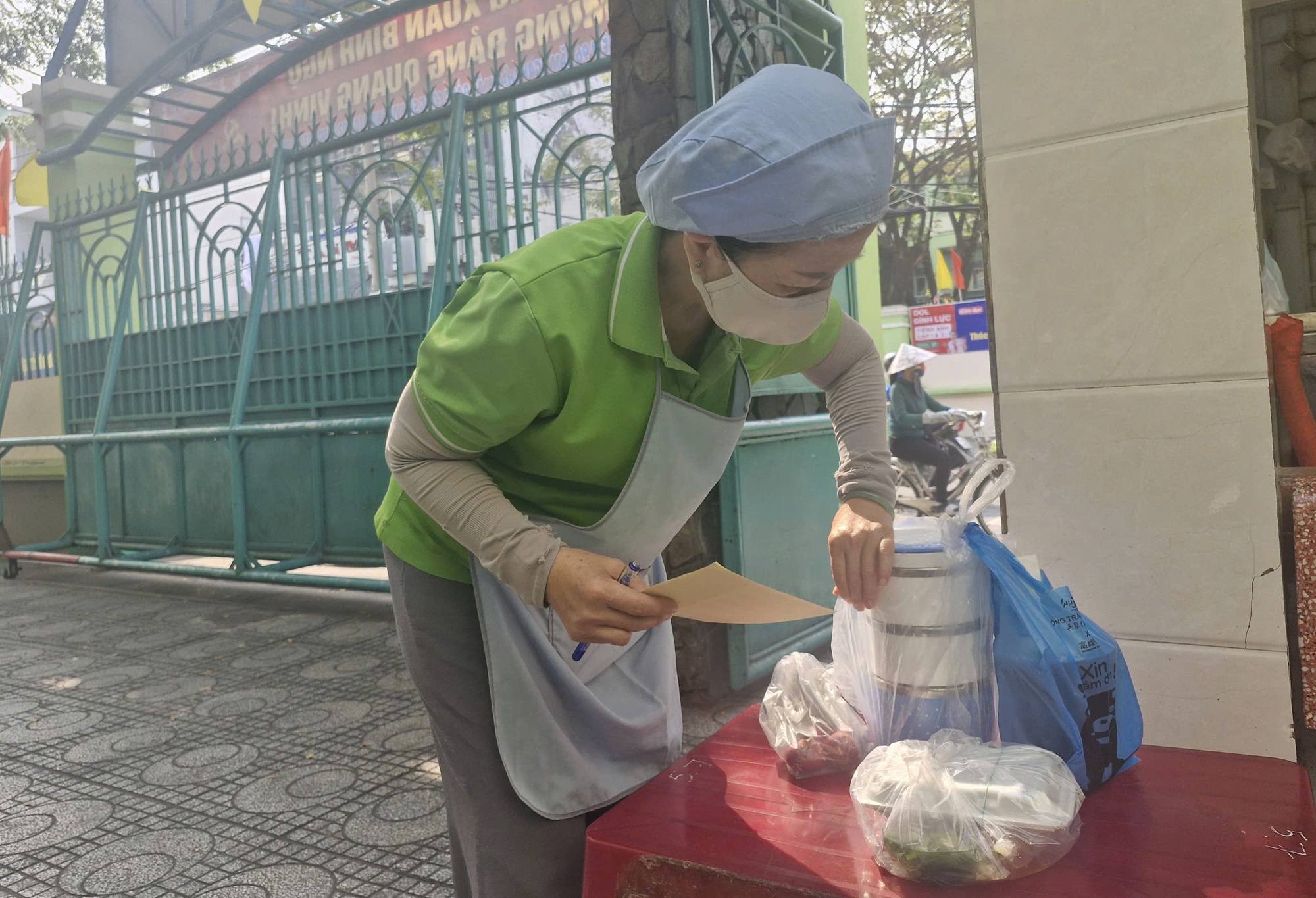 N&Oacute;NG: TPHCM tổ chức kiểm tra 317 cơ sở cung cấp suất ăn b&aacute;n tr&uacute; cho trường học  - Ảnh 1.