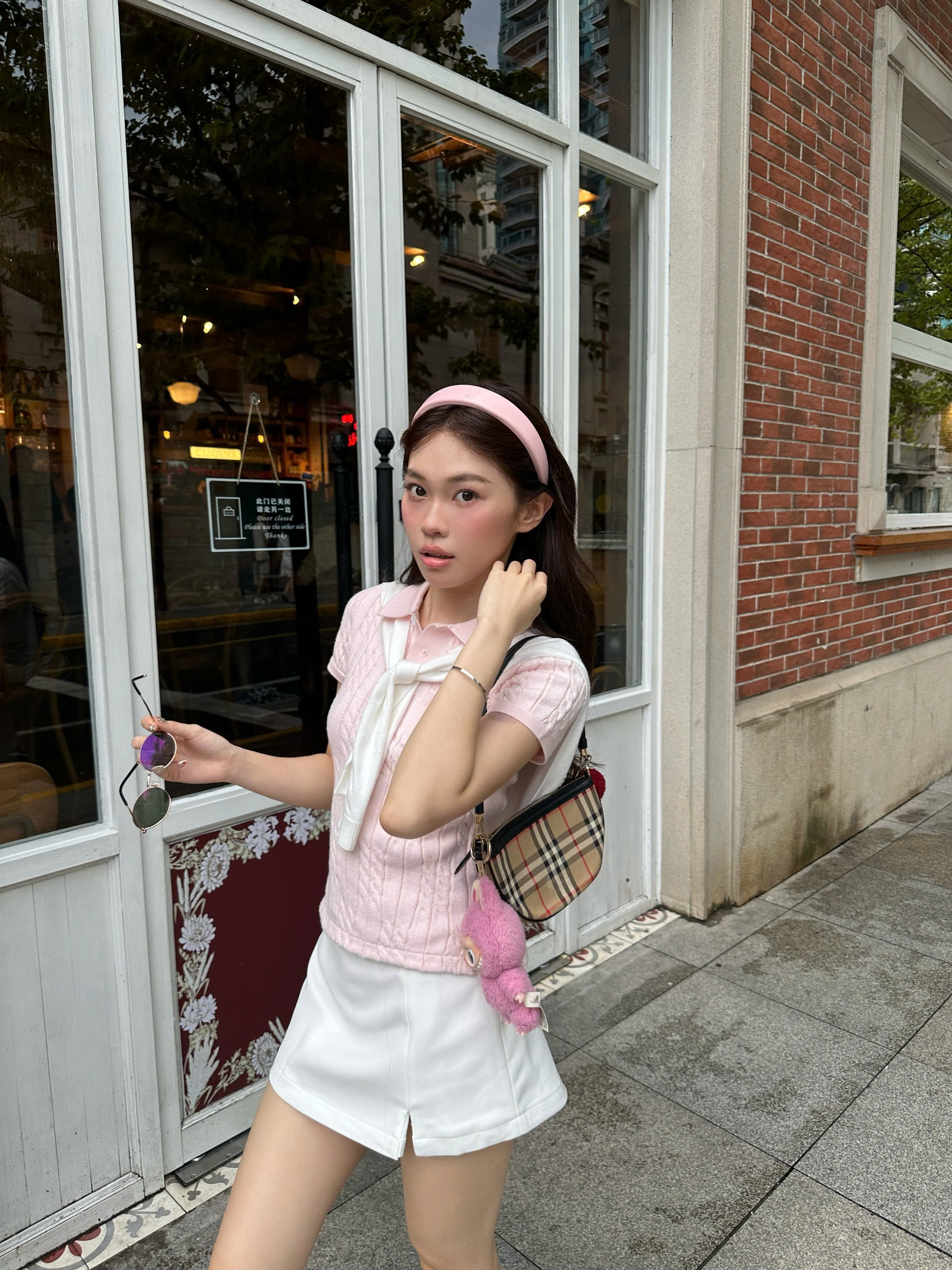 Tưởng kh&oacute; mặc nhưng lại cực t&ocirc;n da: 8 outfit m&agrave;u hồng đ&aacute;ng thử nhất xu&acirc;n h&egrave;- Ảnh 10.