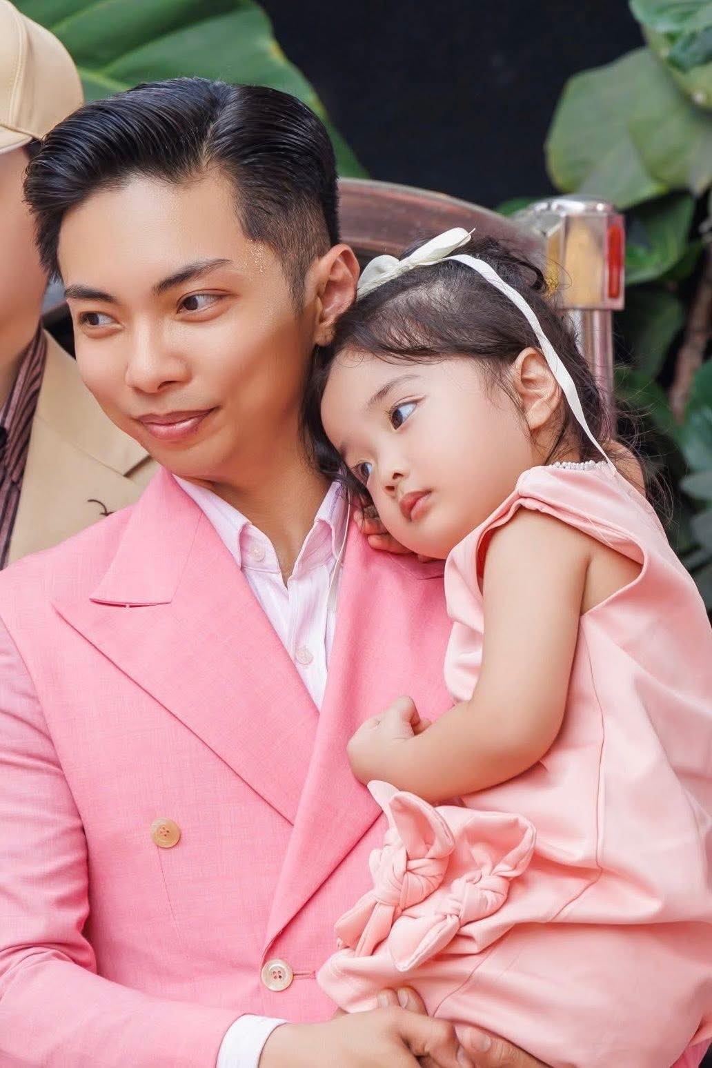 Lisa nhà Khánh Thi - Phan Hiển xinh búp bê nhưng không thích dancesport - Ảnh 4. Lisa nhà Khánh Thi - Phan Hiển xinh búp bê nhưng không thích dancesport - Ảnh 4.