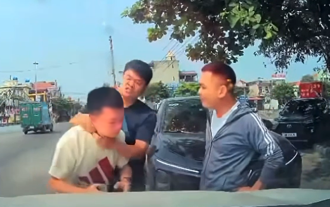 T&agrave;i xế b&oacute;p cổ , h&agrave;nh hung giữa phố tại thanh h&oacute;a bị tạm giữ h&igrave;nh sự - Ảnh 1.