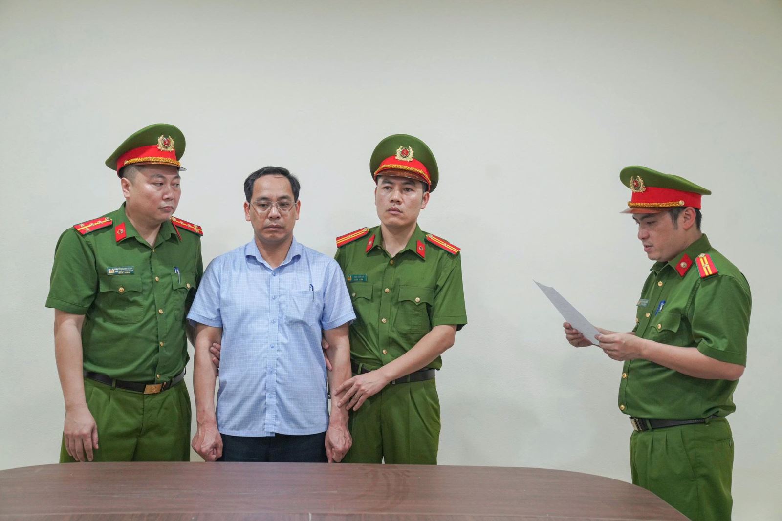 Gi&aacute;m đốc ăn chặn tiền trợ cấp cho người yếu thế tại Ph&uacute; Thọ bị bắt giữ - Ảnh 1.