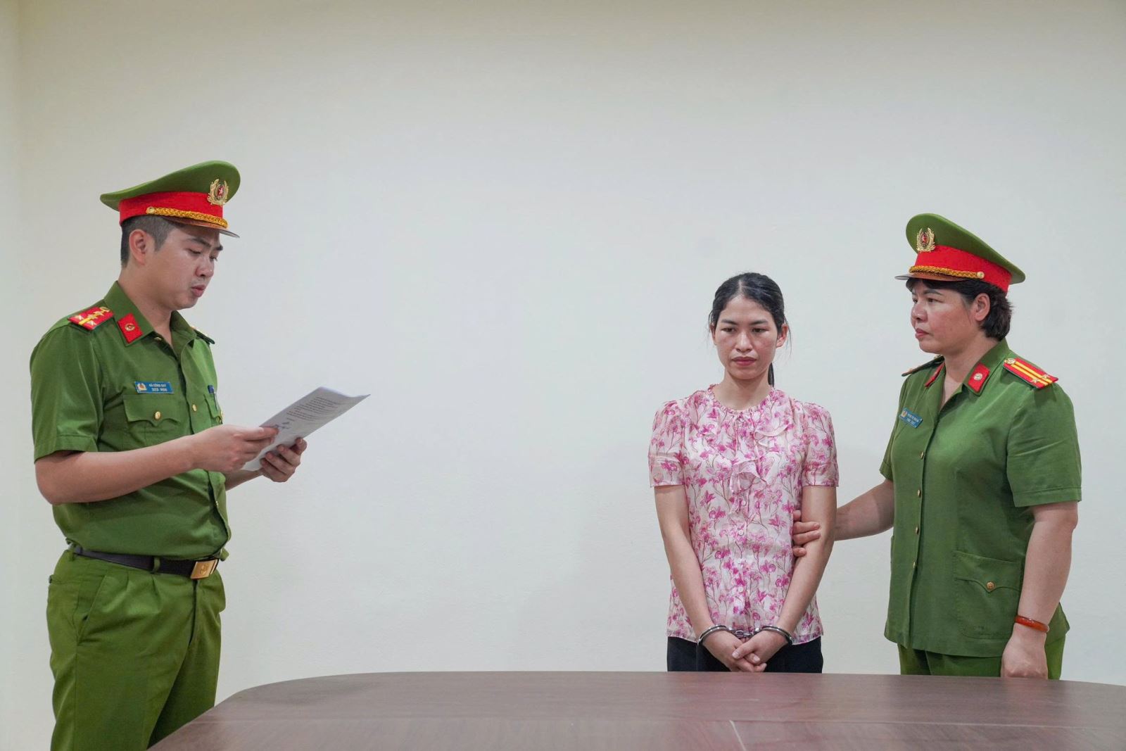 Gi&aacute;m đốc ăn chặn tiền trợ cấp cho người yếu thế tại Ph&uacute; Thọ bị bắt giữ - Ảnh 2.