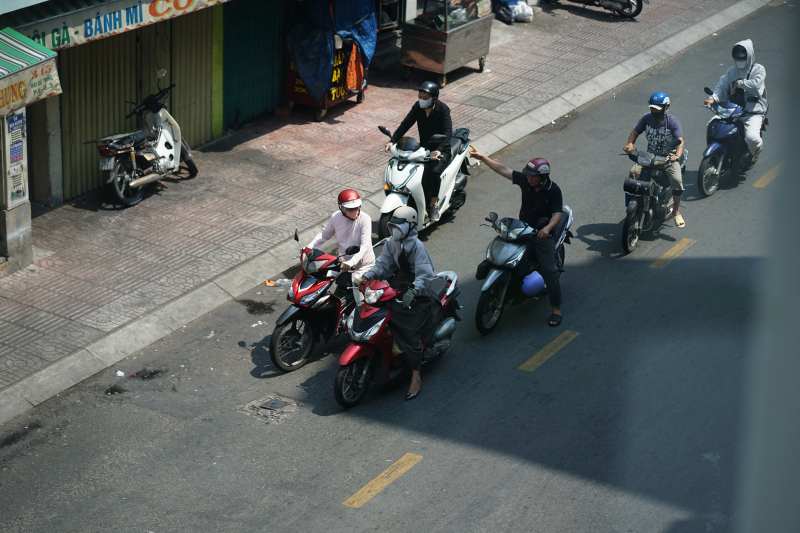 Toàn cảnh TP.HCM trong đợt nắng nóng đỉnh điểm: Tài xế công nghệ kể chuyện “rát mặt như bị tạt muối”- Ảnh 9. Toàn cảnh TP.HCM trong đợt nắng nóng đỉnh điểm: Tài xế công nghệ kể chuyện “rát mặt như bị tạt muối”- Ảnh 9.