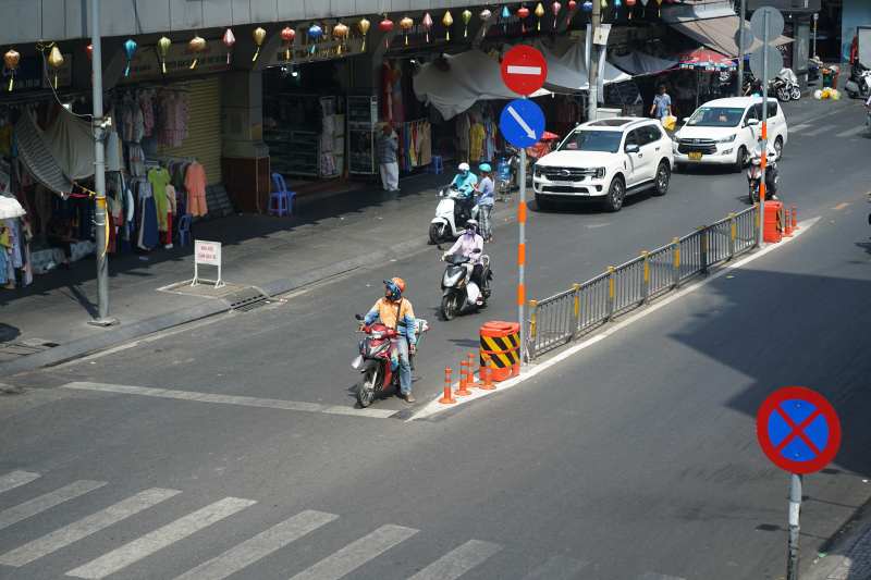 Toàn cảnh TP.HCM trong đợt nắng nóng đỉnh điểm: Tài xế công nghệ kể chuyện “rát mặt như bị tạt muối”- Ảnh 8. Toàn cảnh TP.HCM trong đợt nắng nóng đỉnh điểm: Tài xế công nghệ kể chuyện “rát mặt như bị tạt muối”- Ảnh 8.